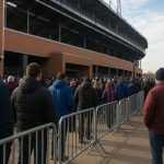 Stadionomgeving in de Verenigde Staten met supporters aan de ingang in aanloop naar WK 2026