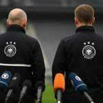 Alfred Schreuder in een neutrale omkadering rond de Duitse nationale ploeg