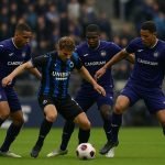 Wedstrijdbeeld van Anderlecht tegen Club Brugge met duel op het middenveld