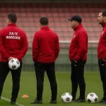 Interimcoach van Zulte Waregem langs de zijlijn tijdens een trainingsmoment