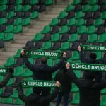 Stadionsfeer rond Cercle Brugge in groen-zwarte kleuren zonder herkenbare gezichten