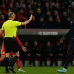 Vincent Kompany langs de zijlijn tijdens Bayern München tegen PSG in de Champions League