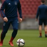 Mika Godts in Ajax-tenue tijdens een training, gefotografeerd vanop afstand
