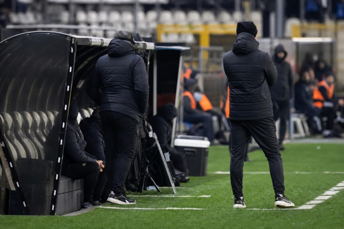 Pape Moussa Fall in duel voor La Louvière tijdens een wedstrijd